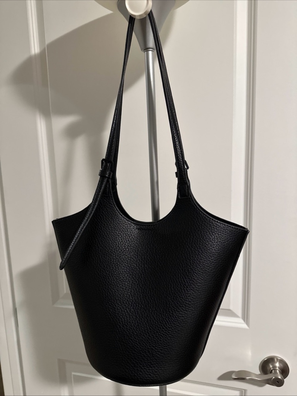 Classic Black Women’s Bucket Style Handbag aka ‘A Purse in A Purse’ EUC - Picture 2 of 9